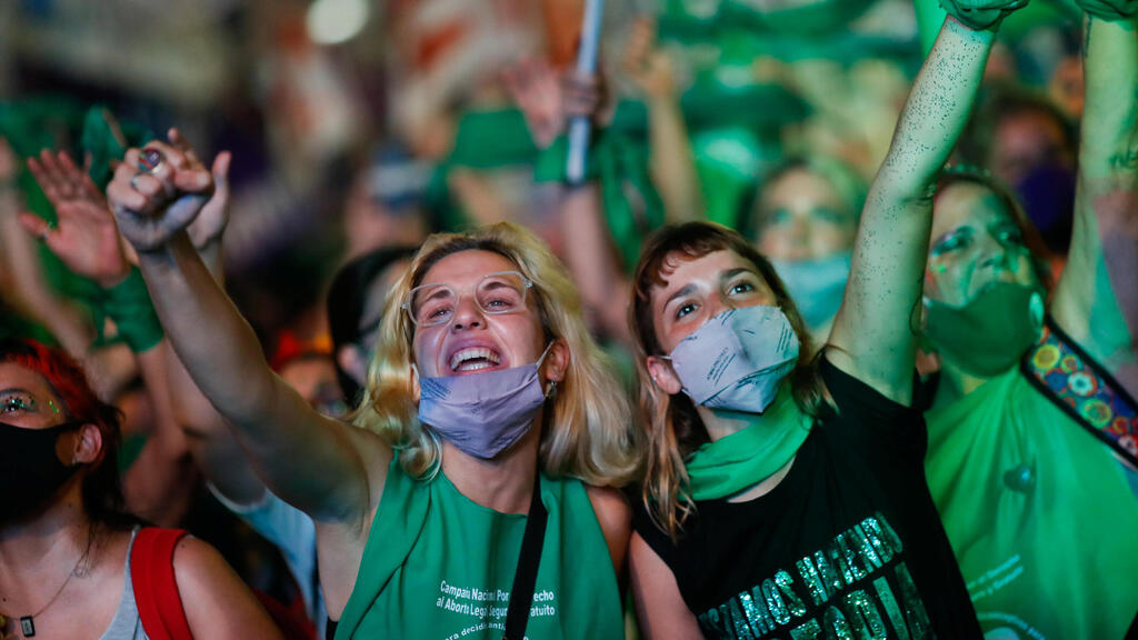 ארגנטינה בואנוס איירס מפגינות למען אישור החוק המתיר הפלות